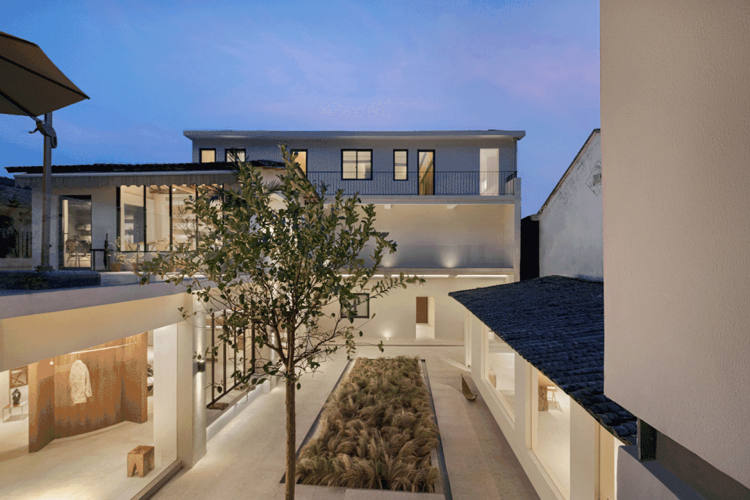 CIELOBLU | 基路伯 X JUNESHAN集成买手店,新旧共生的平衡美学(图1) GIF.gif